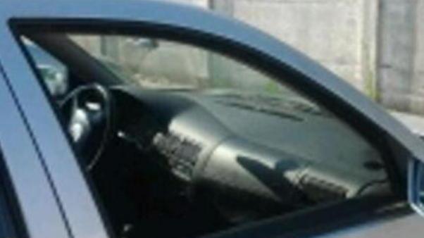 Trova l’auto spaccata e senza targa