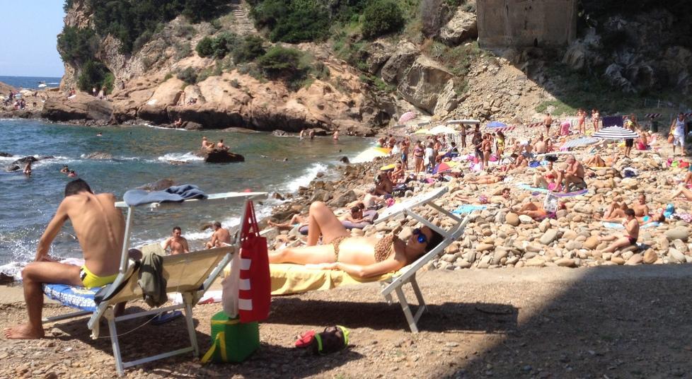Spuntano lettini a noleggio e un parcheggio nell’ex cava 