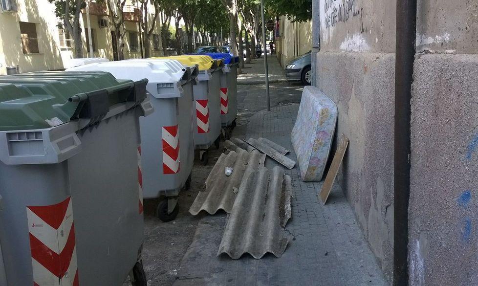 Eternit e materasso abbandonati