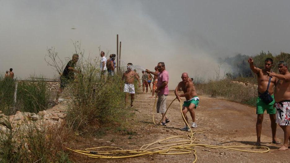 Fuoco tra i bagnanti nel Sinis L’Oristanese assediato dai roghi