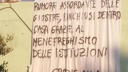 La giostra sotto il balcone di casa «Basta, è impossibile dormire»