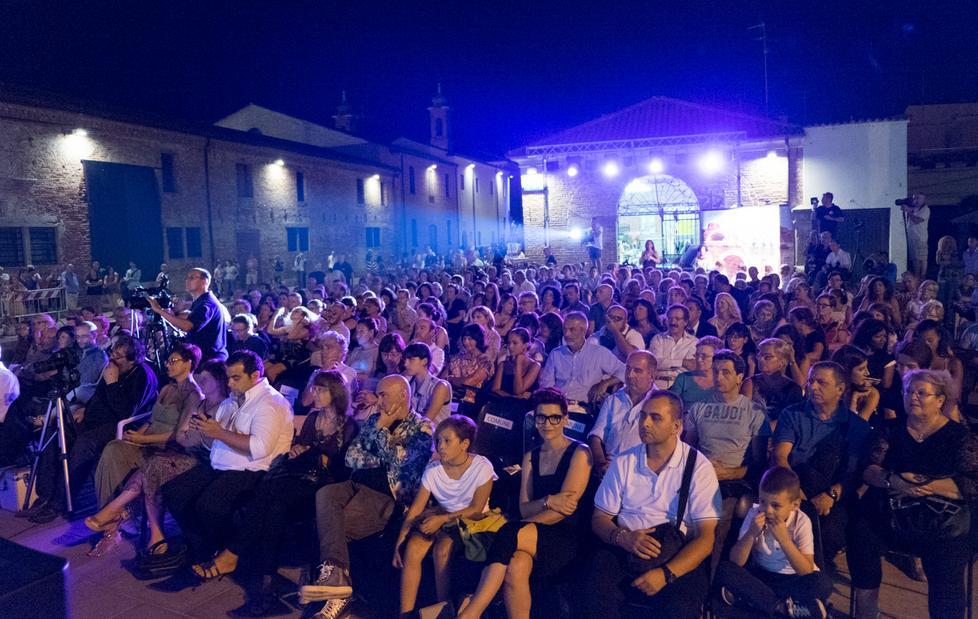 Abiti, bellezza e spettacolo per incantare Comacchio 