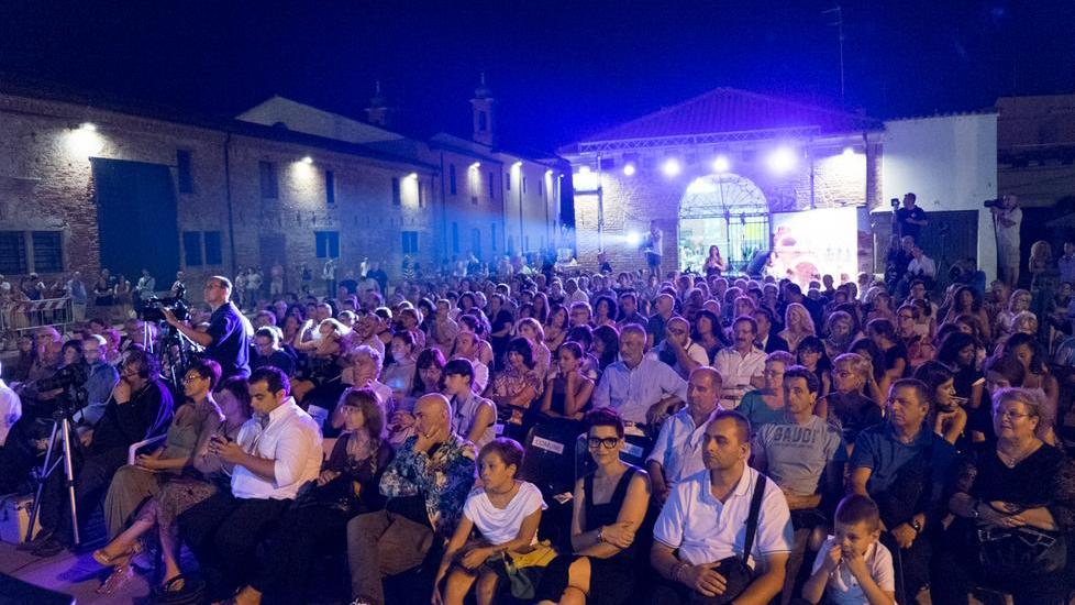 Abiti, bellezza e spettacolo per incantare Comacchio