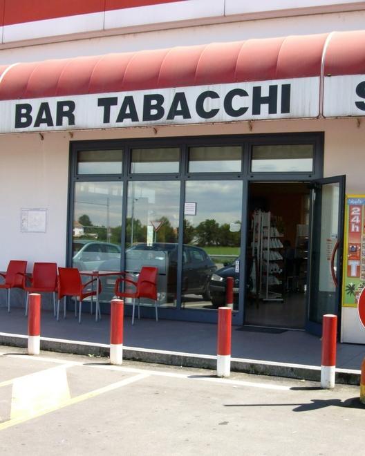 Secondo assalto in un mese al bar Il Sorpasso: rubati grattini e sigarette