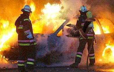 Auto a fuoco nell’area di servizio 