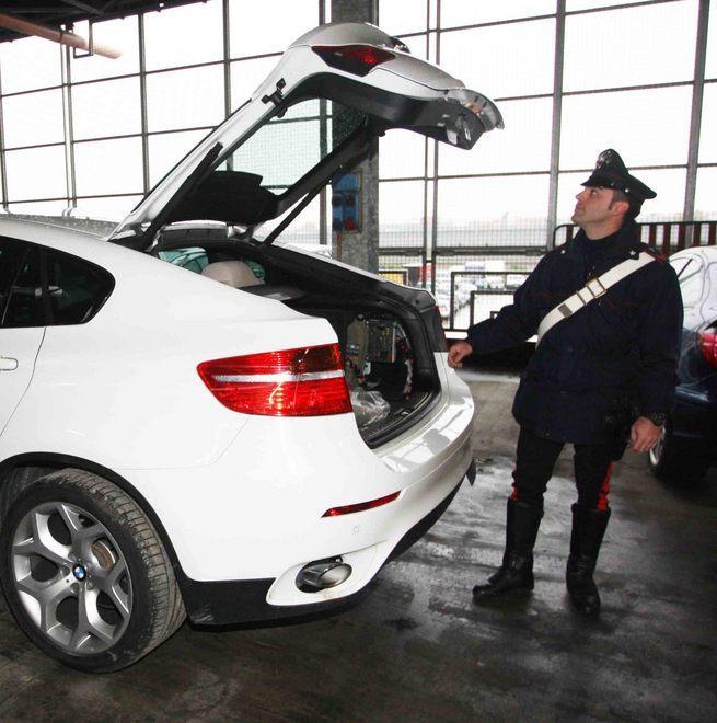 Staffetta delle auto rubate con sosta nei parcheggi 