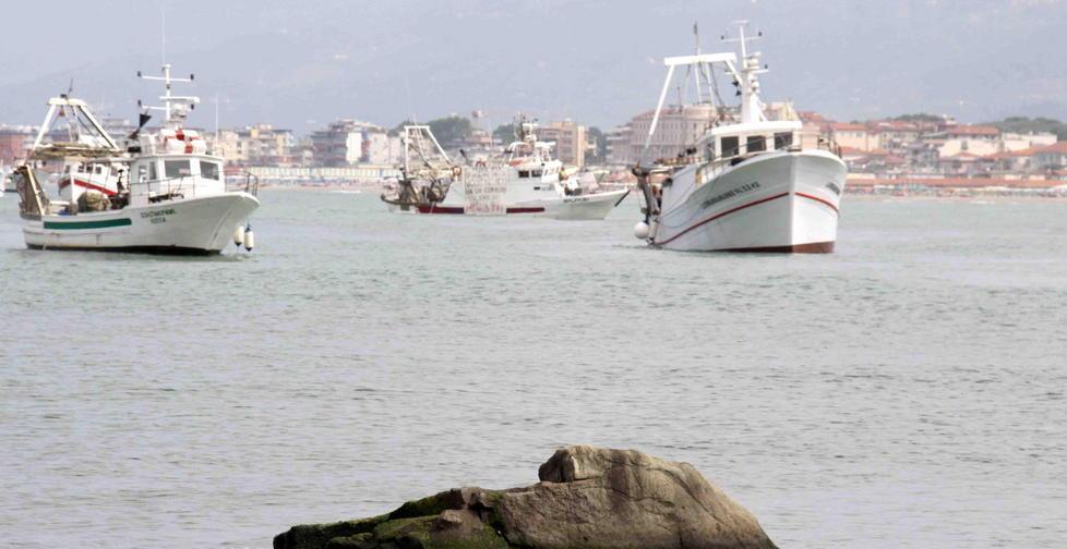 Pescatori infuriati: «Chiudiamo il porto» 