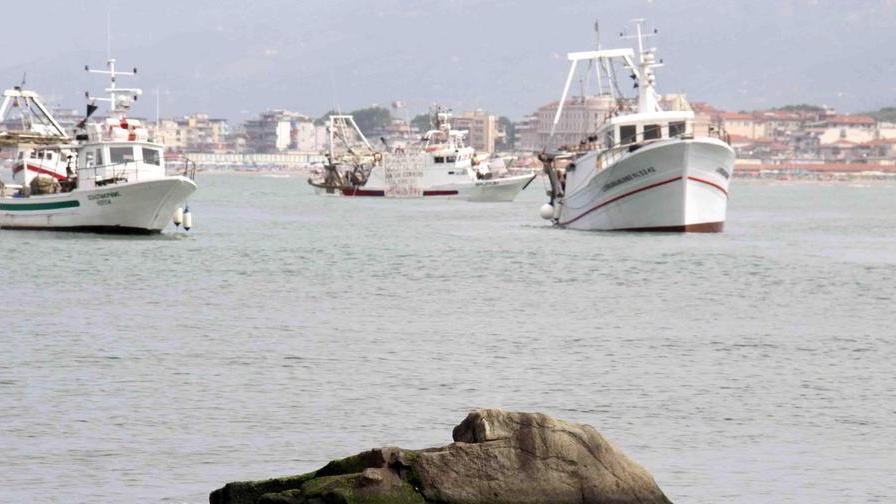 Pescatori infuriati: «Chiudiamo il porto»