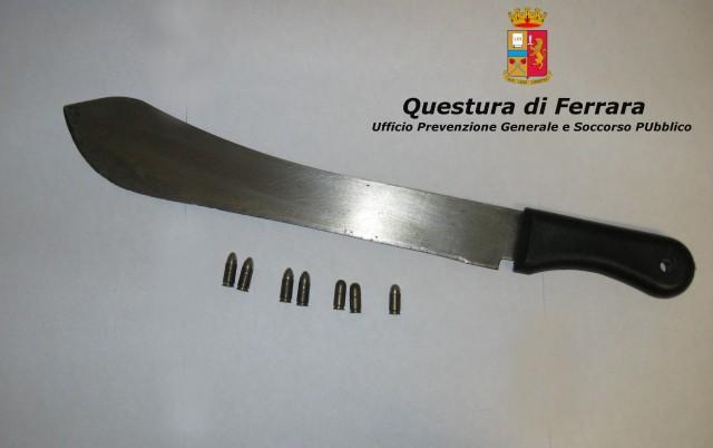 il machete e i proiettili sequestrati