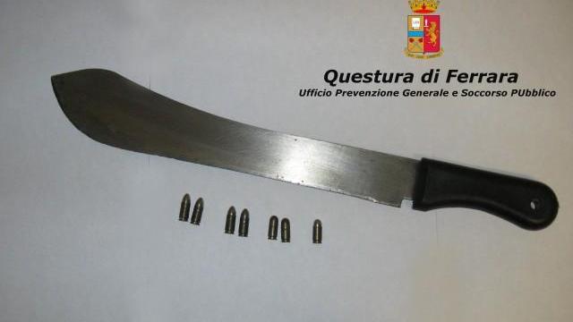 il machete e i proiettili sequestrati