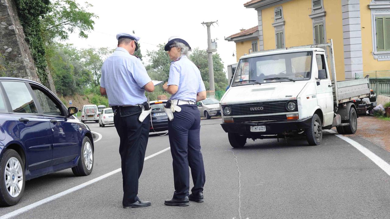 Si scontra con un camion, grave ciclista
