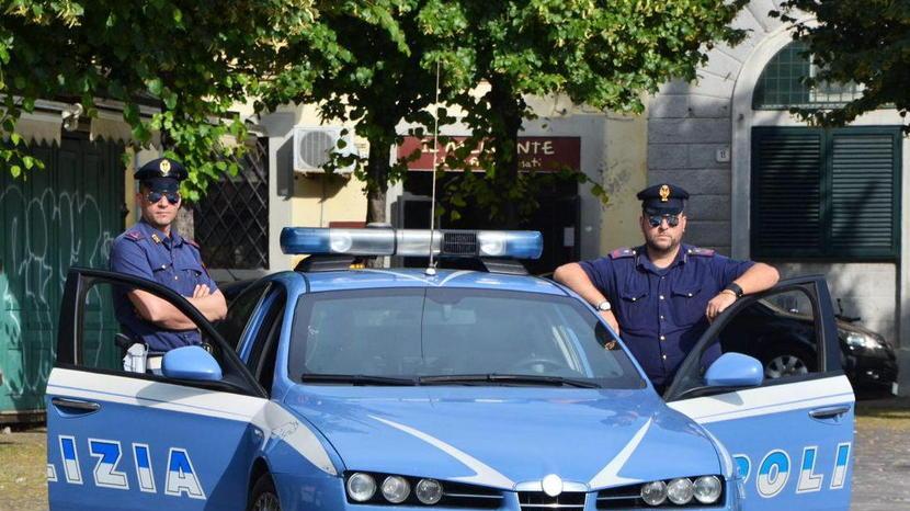 Accoltella un ragazzo infastidita dal vociare