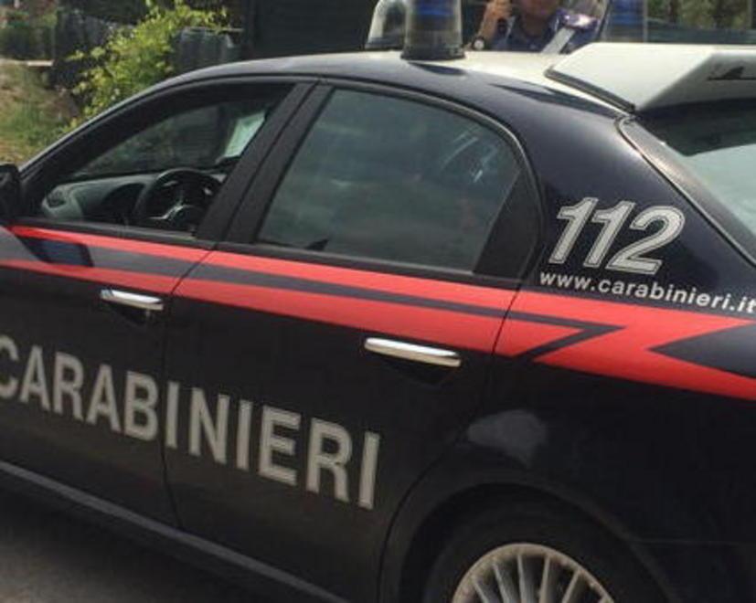 Minaccia i vicini con mannaia: arrestato 