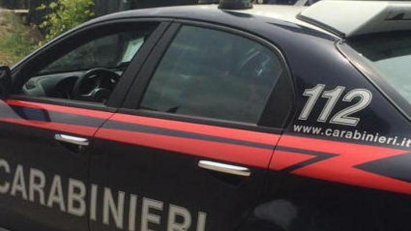 Minaccia i vicini con mannaia: arrestato