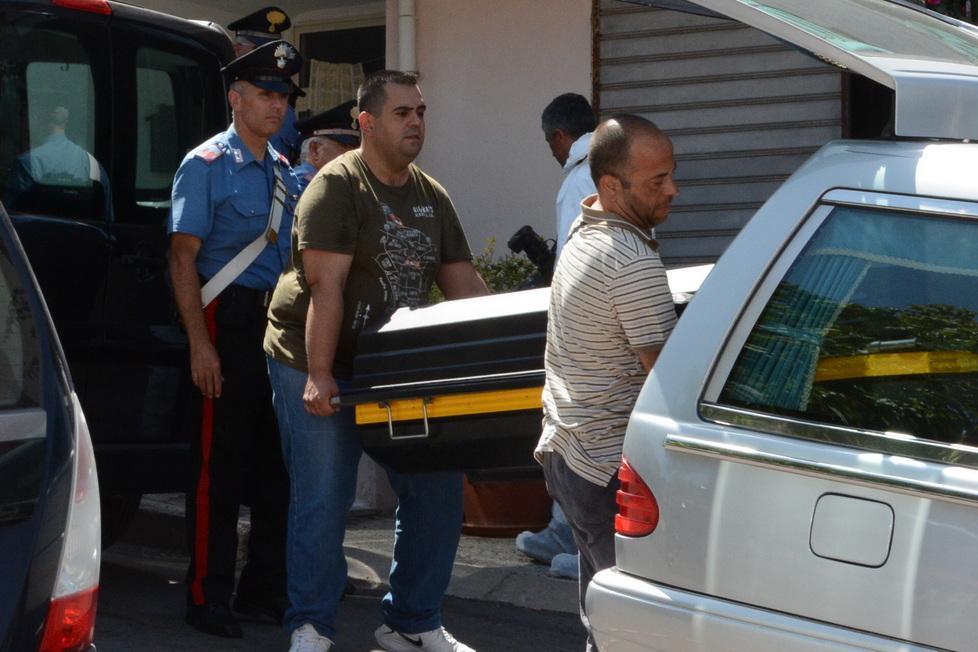 Donna uccisa a bastonate dal figlio, autopsia a Sassari 