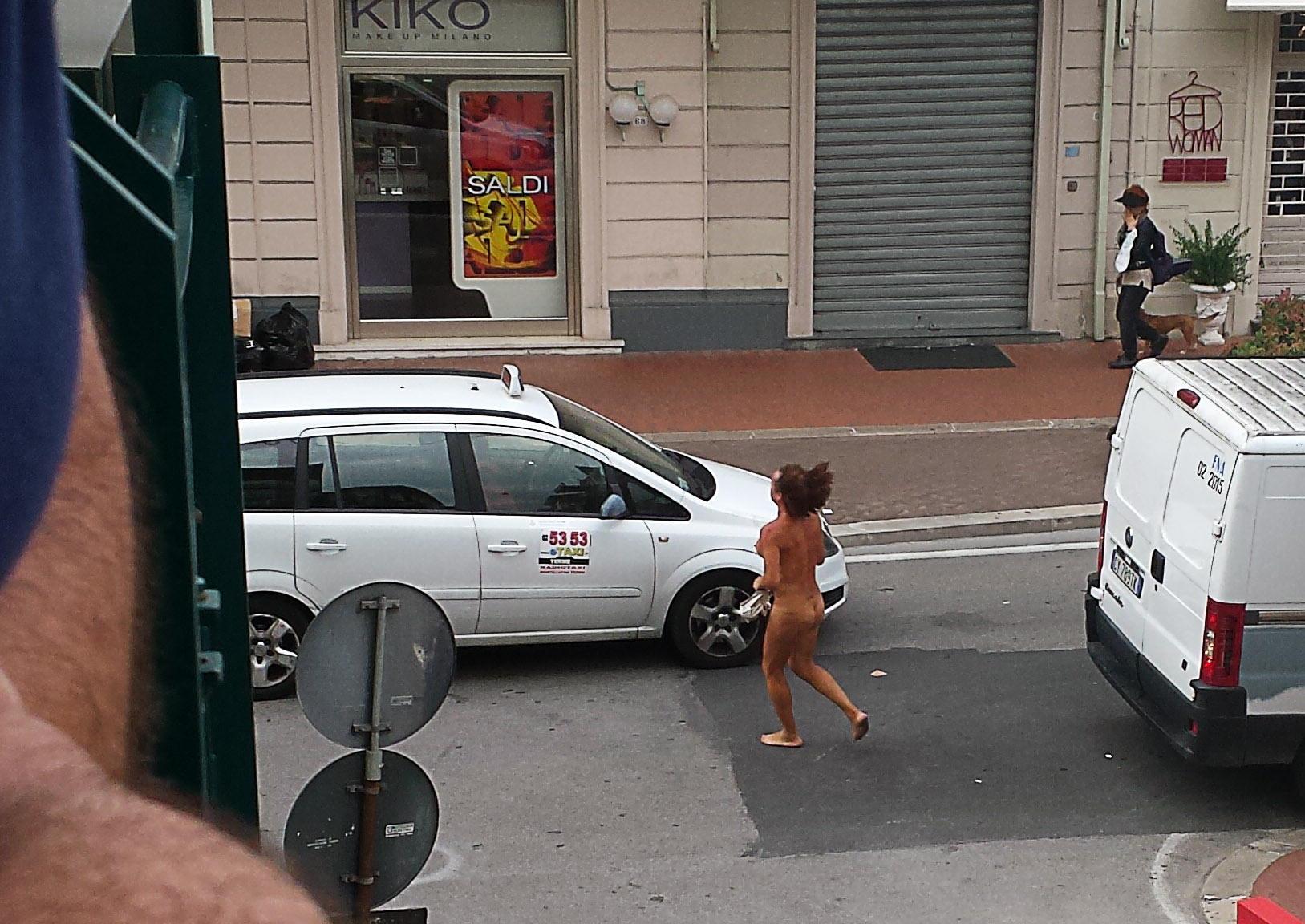 Nuda in pieno centro a Montecatini 