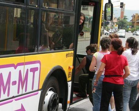Prato, tutto ciò che l’autista di un bus non dovrebbe fare (ma che spesso fa) 