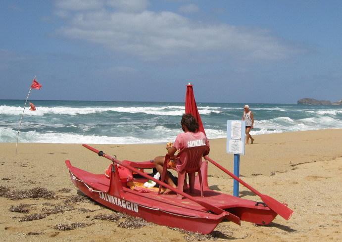 Giovane di Oristano rischia di annegare a Piscinas 