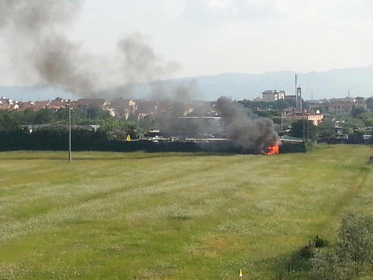 Prato, incendio di un deposito di materiali edili nella zona di Galceti 