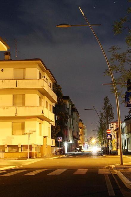 Prima metà e poi tutti i lampioni spenti, proteste in via Masini 