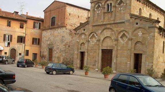 Saltano i lavori alla strada e il parroco s’arrabbia