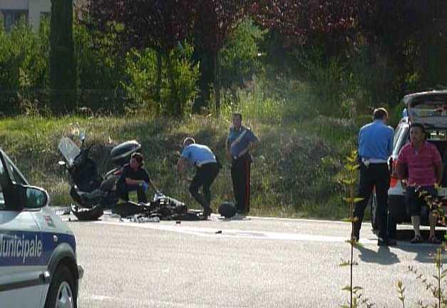Schianto contro furgone, muore 28enne 