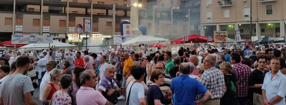 Graticole fumanti per l’arrostita in piazza Mazzotti 