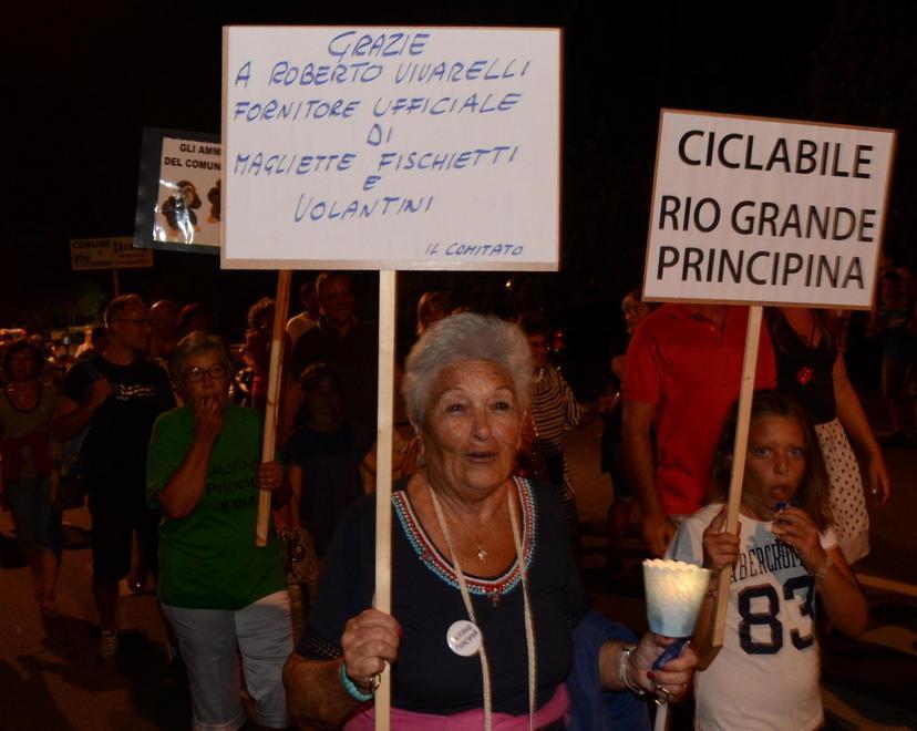 La protesta di Principina nella notte, più di mille in corteo 