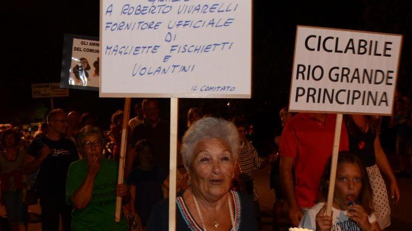 La protesta di Principina nella notte, più di mille in corteo