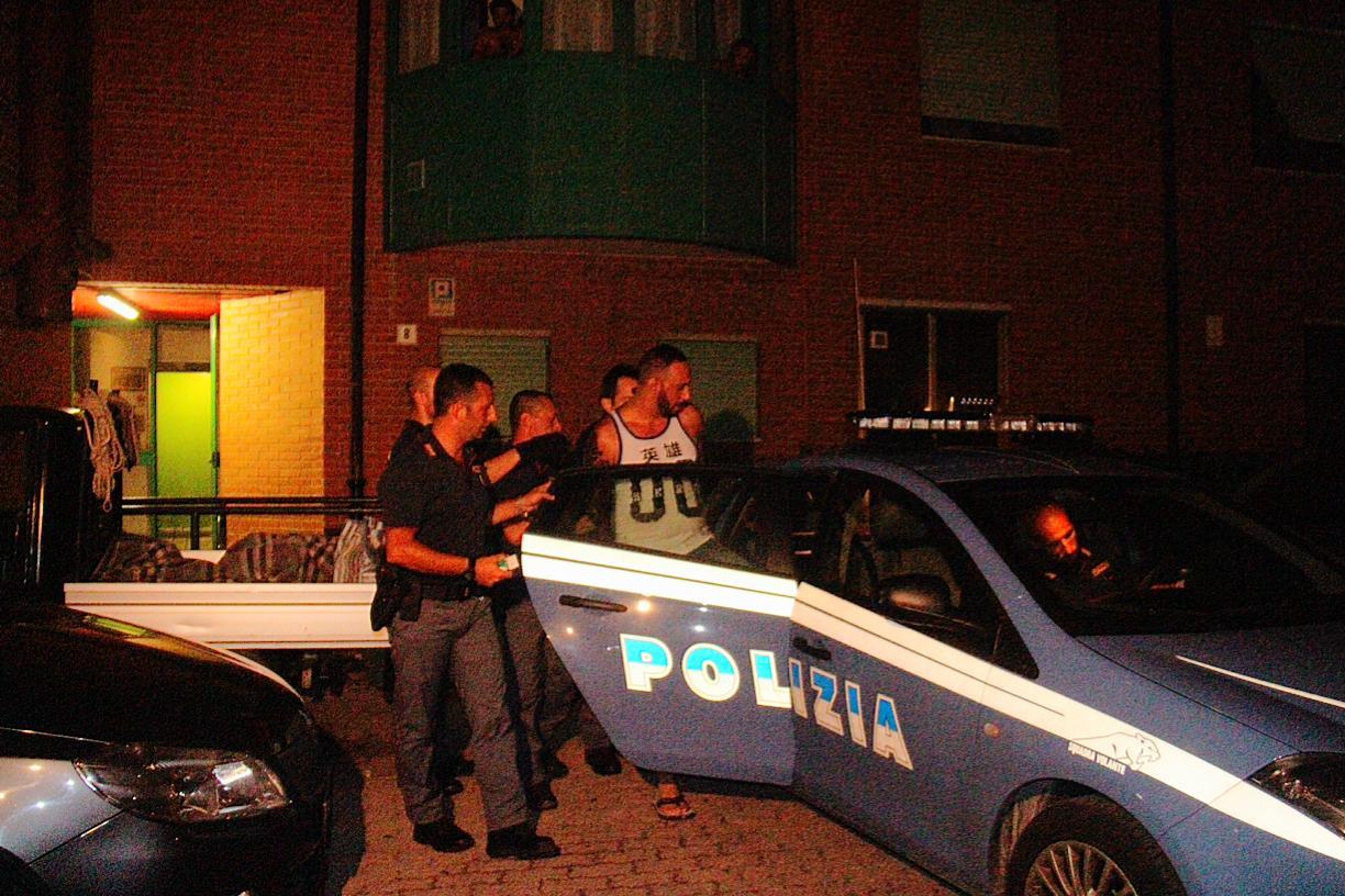 Tre coltellate al vicino di casa: "Faceva troppo rumore a cena"