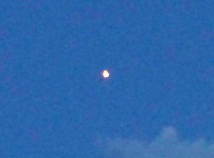 Una strana luce sfreccia in cielo 