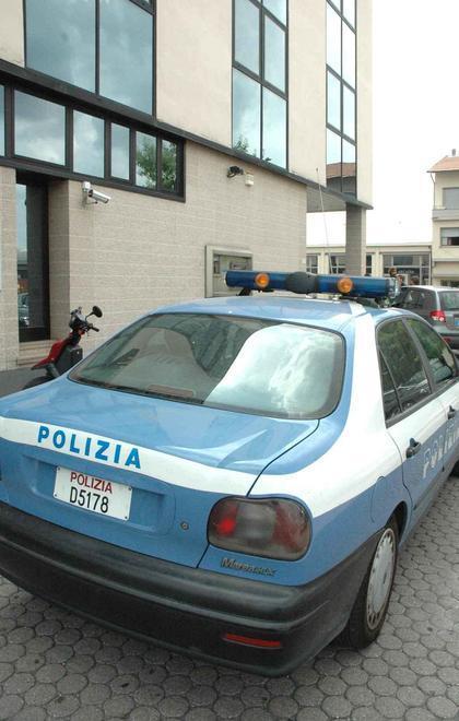 Le sfondano la porta a colpi di mazza 