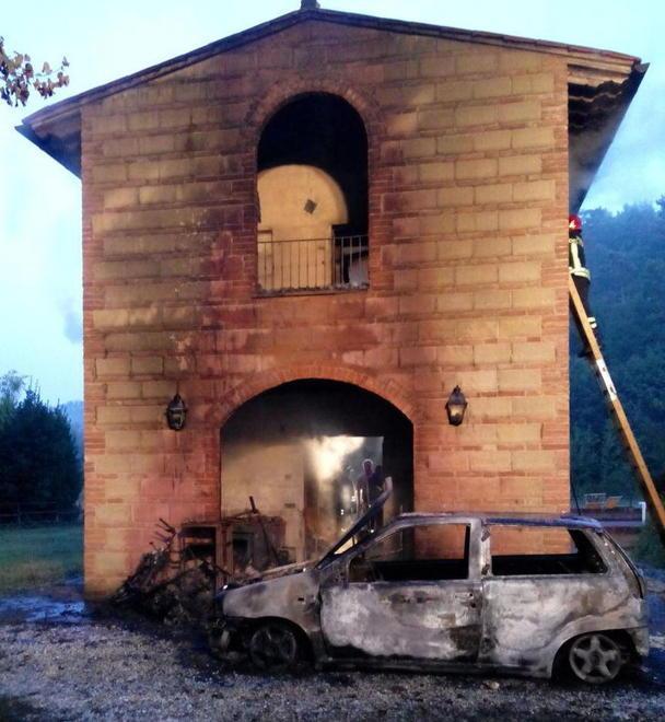 Rogo in un agriturismo di notte 