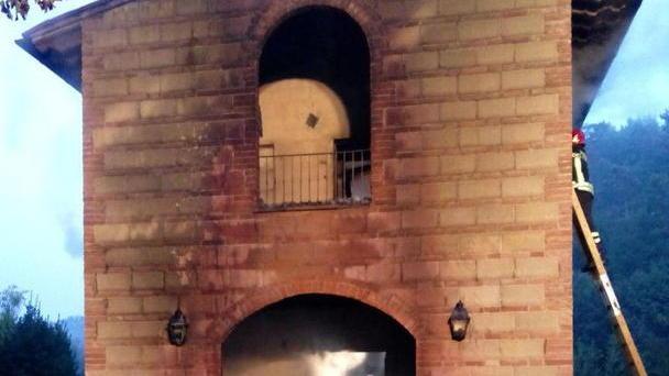 Rogo in un agriturismo di notte