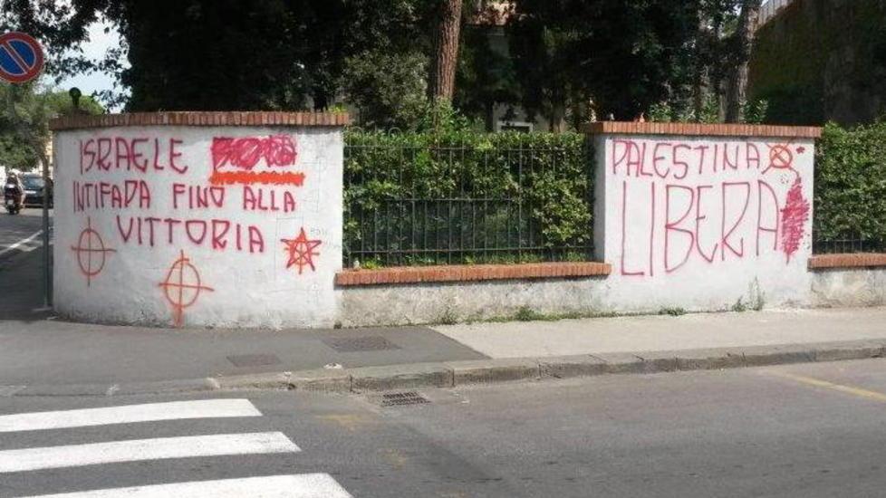 Scritte anti-Israele non lontano dalla questura