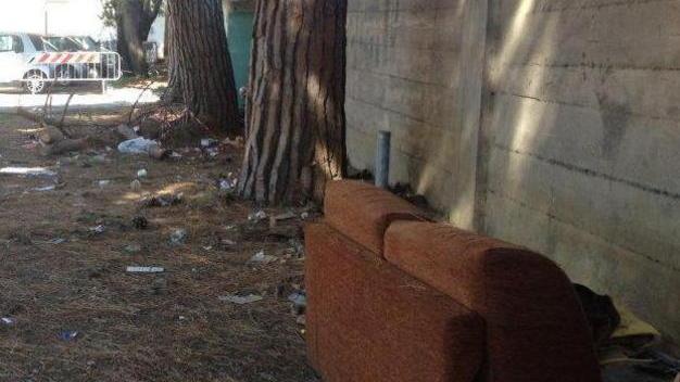 Bivacchi, sporcizia e discarica a cielo aperto La stazione è stata ripulita ieri mattina