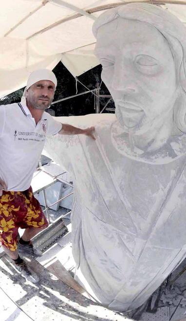 Monfroni scolpisce un Cristo di 6 metri per la Nigeria 