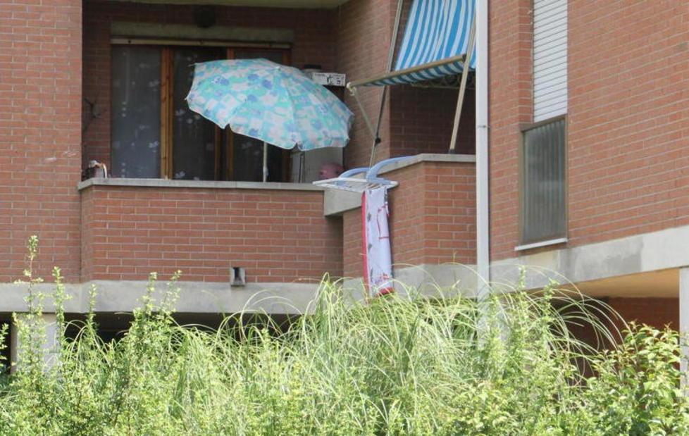 Cade dal balcone per un malore 