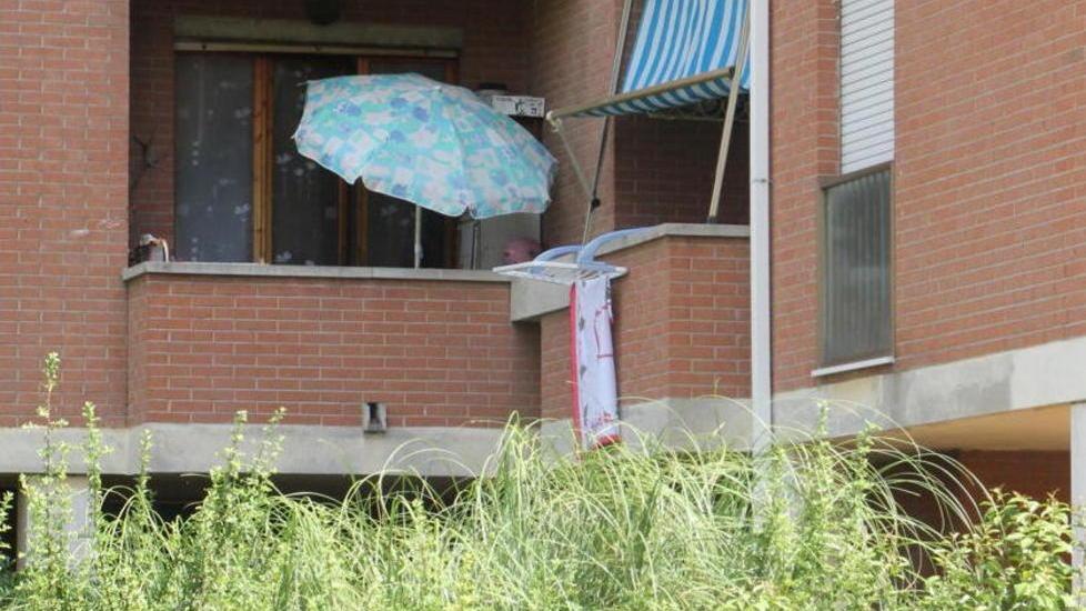 Cade dal balcone per un malore