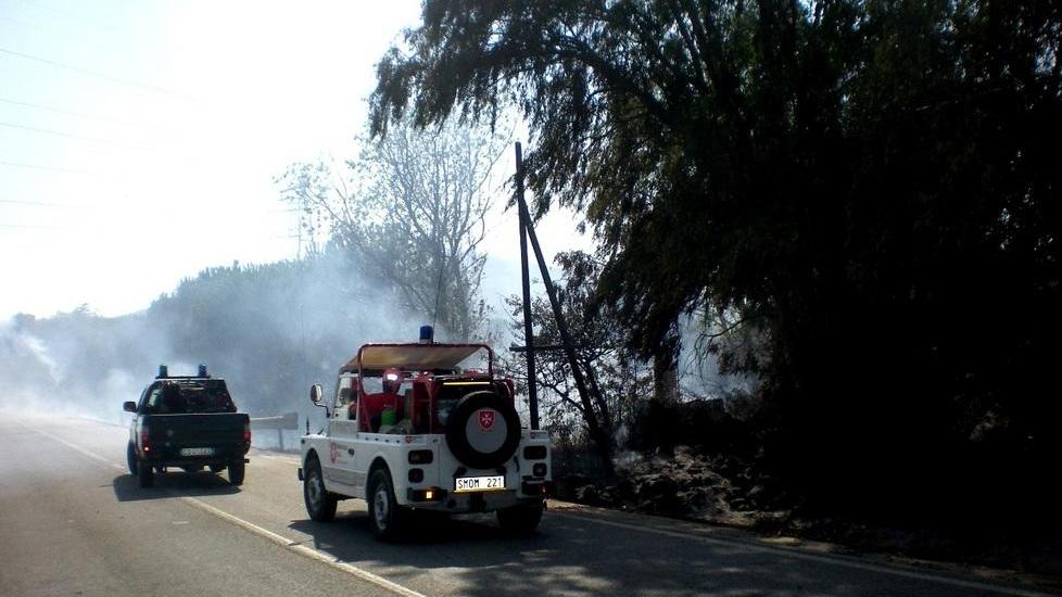 Incendio blocca la strada dei Due Mari