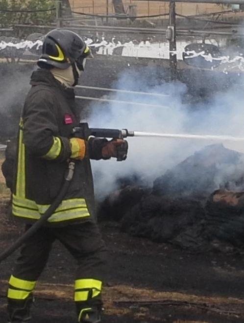 Capanno va a fuoco Il rogo fa esplodere una bombola di gpl