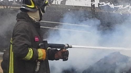 Capanno va a fuoco Il rogo fa esplodere una bombola di gpl