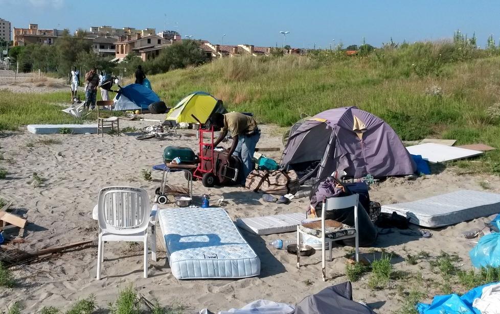 Operatori aggrediti da venditori abusivi 
