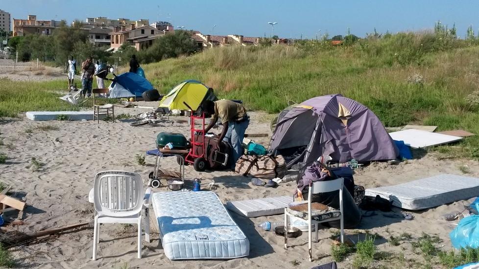Operatori aggrediti da venditori abusivi
