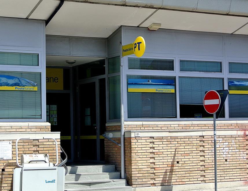 Pistola in pugno rapinano le Poste 