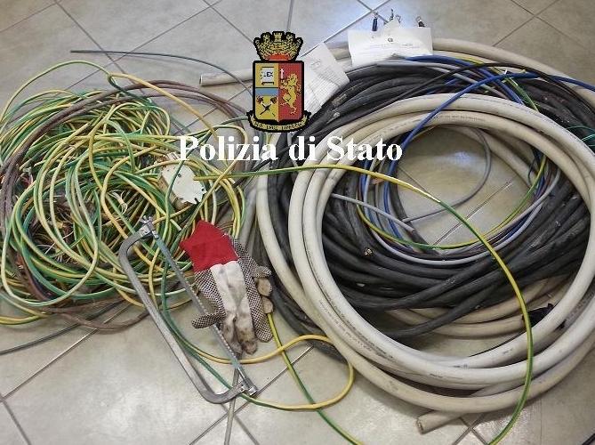 Ruba 80 chili di cavi di rame dal cantiere 