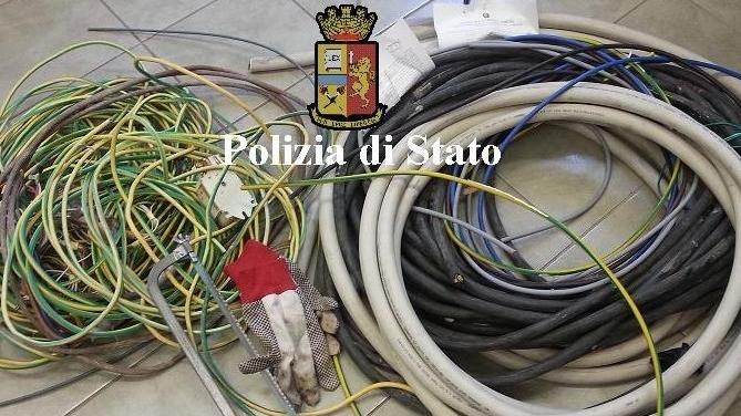 Ruba 80 chili di cavi di rame dal cantiere