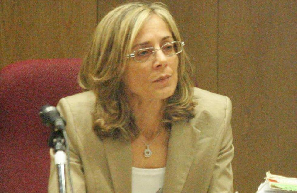 La prende a calci per strapparle la borsa 