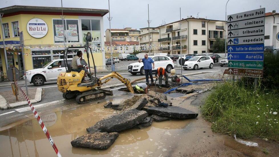 Voragine in strada, Aurelia bloccata verso Lido