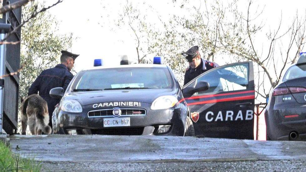 Si getta dalla finestra per sfuggire ai carabinieri
